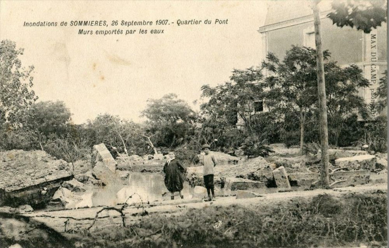 Carte postale ancienne Inondations De Sommieres 26 Sept 1907 Quartier Du Pont Murs Emportes Par à Sommières