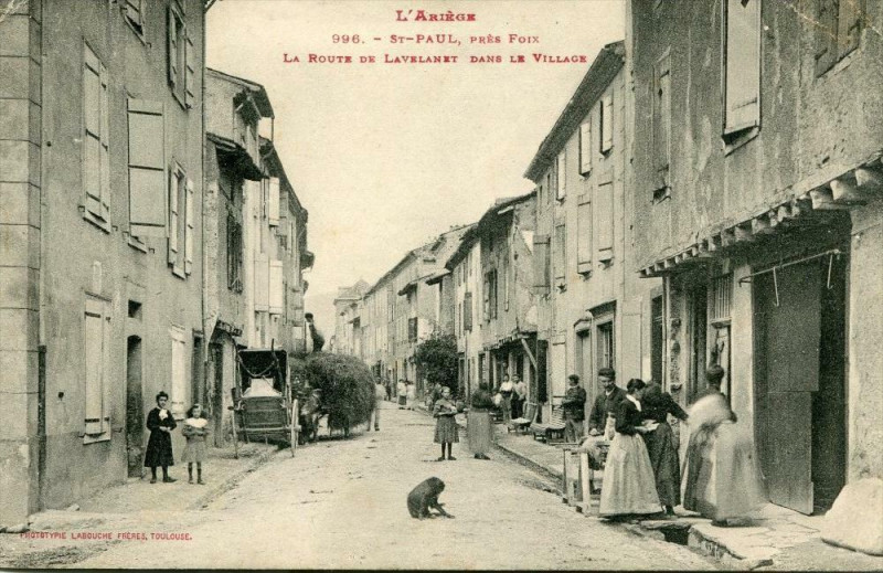 Carte postale ancienne Saint Paul Pres Foix La Route De Lavelanet Dans Le Village (belle animati à Foix