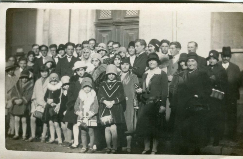 Carte postale ancienne Leucate Veritable Carte Photo D'Une Famille De Leucate Dans Le Village De Le à Leucate