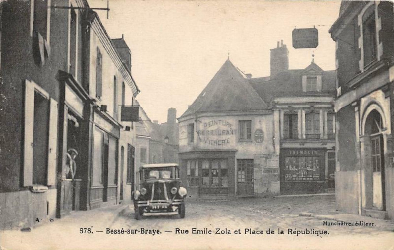 Carte postale ancienne Besse Sur Braye Rue Emile Zola Et Place De La Republique (cpa pas courant