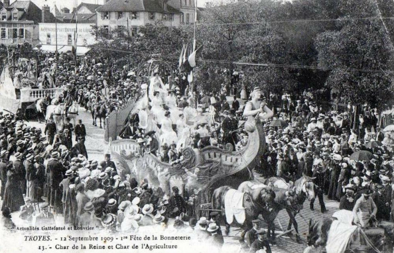 Carte postale ancienne Troyes 12 Septembre 1909 1ere Fete de la Bonneterie Char de la Reine et C à Troyes