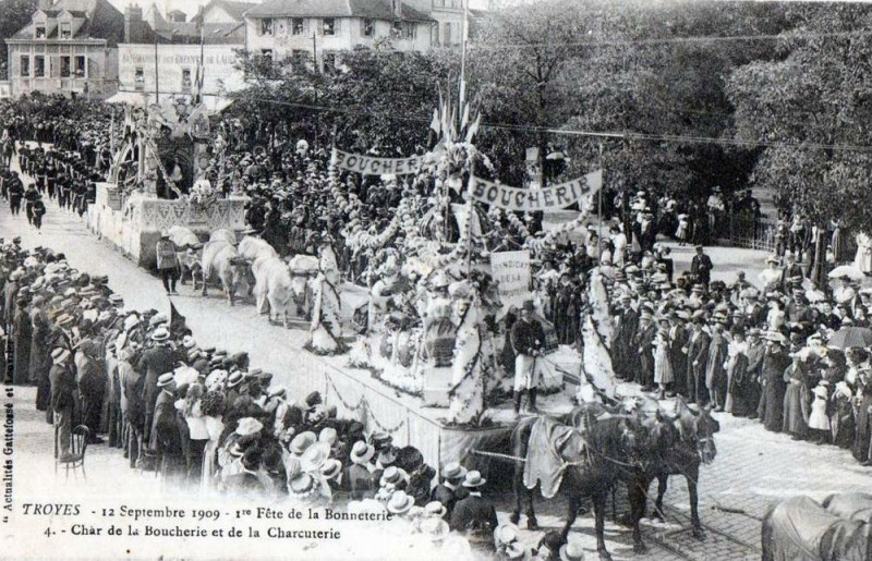 Carte postale ancienne Troyes 12 Septembre 1909 1ere Fete de la Bonneterie Char de la Boucherie à Troyes