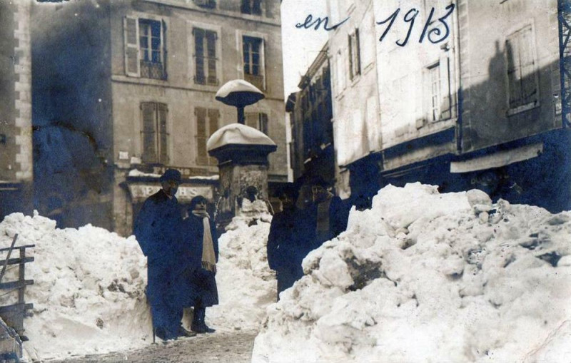 Carte postale ancienne Carte Photo Narbonne Sous La Neige Sur Une Place De La Ville (Sallis Edit à Narbonne