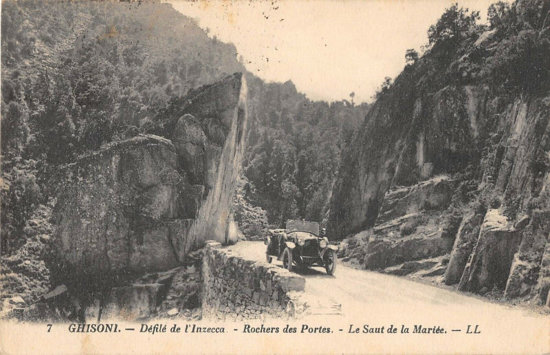 Carte postale ancienne 20 Corse Ghisoni Defile De L'Inzecca Rochers Des Portes Le Saut De La Mariee à Ghisoni