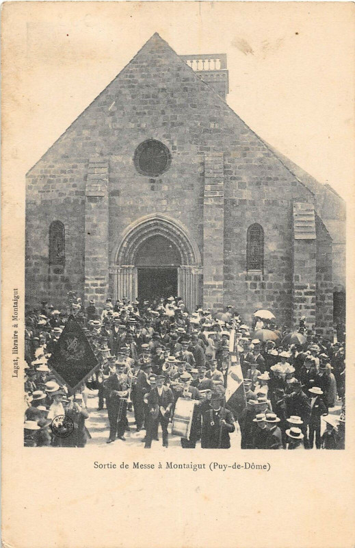 Carte postale ancienne Sortie De Messe A Montaigut (dos non divisé) à Montaigut