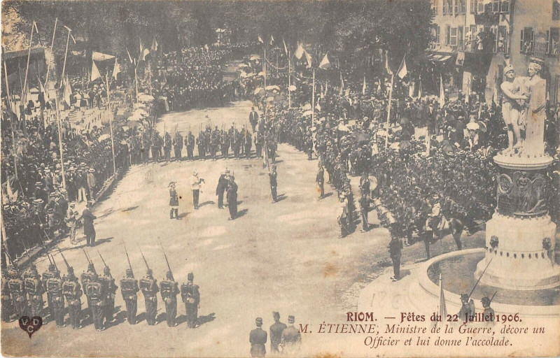 Carte postale ancienne Riom 1906 M.etienne Ministre Guerre Decore Un Officier Donne L'Accolade à Riom