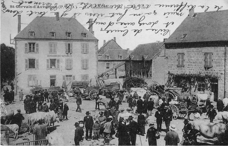 Carte postale ancienne Saint Gervais D'Auvergne La Gendarmerie Un Jour De Foire à Saint-Gervais-d'Auvergne