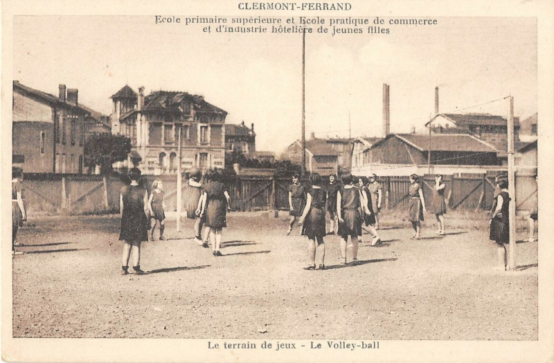 Carte postale ancienne Clermont Ferrand Ecole Primaire Superieure Le Terrain De Jeux Volley Ball à Clermont-Ferrand