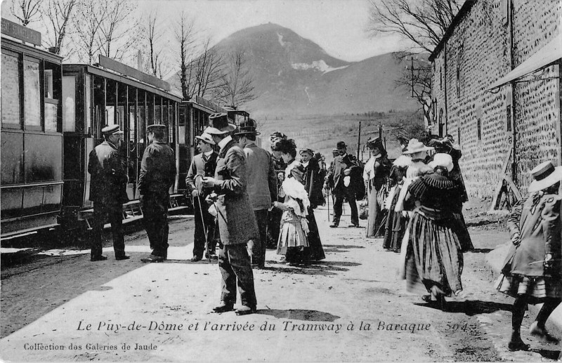 Carte postale ancienne Le Puy De Dome Et L'Arrivee Du Tramway A La Baraque (cpa glacée