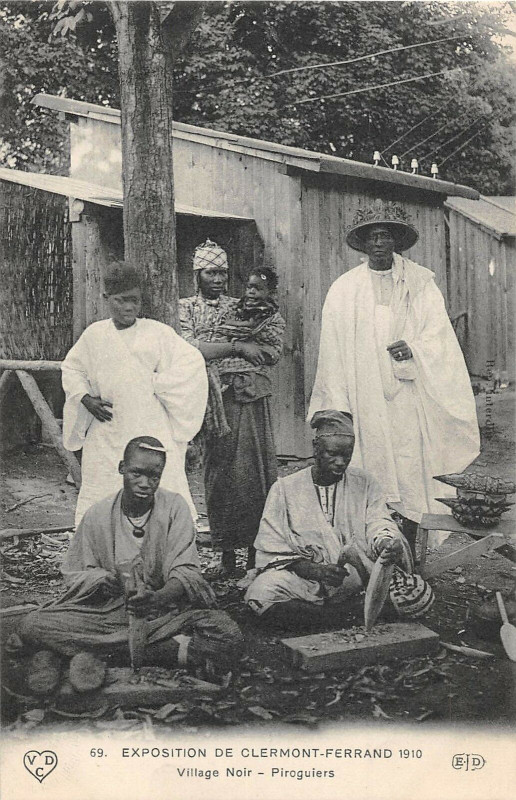 Carte postale ancienne Exposition De Clermont Ferrand 1910 Village Noir Piroguiers à Clermont-Ferrand