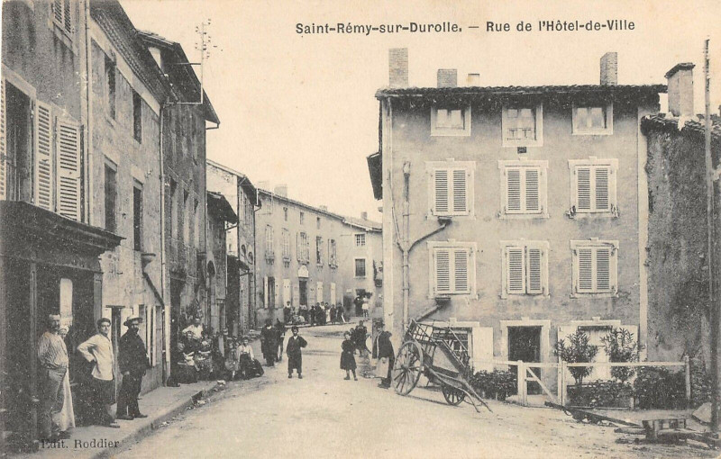 Carte postale ancienne Saint Remy Sur Durolle Rue De L'Hotel De Ville