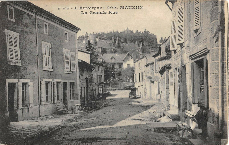 Carte postale ancienne Mauzun La Grande Rue à Mauzun