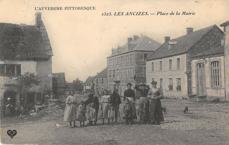 Carte postale ancienne Les Ancizes Place De La Mairie