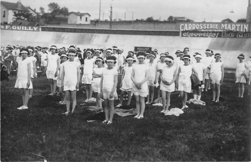 Carte postale ancienne Carte Photo Clermont Ferrand Au Verso Gymnastique Enfants à Clermont-Ferrand