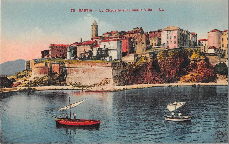 Carte postale ancienne Corse Haute-Corse Bastia La Citadelle et la Vieille Ville animé bateaux à Bastia