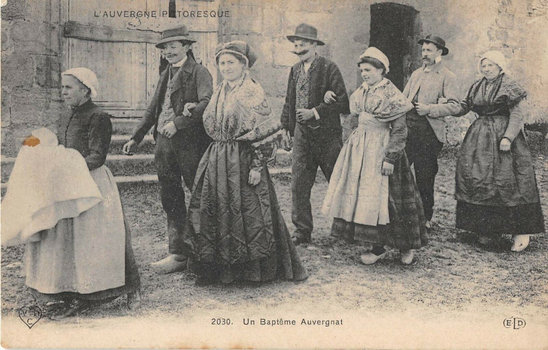 Carte postale ancienne Auvergne Un Bapteme Auvergnat