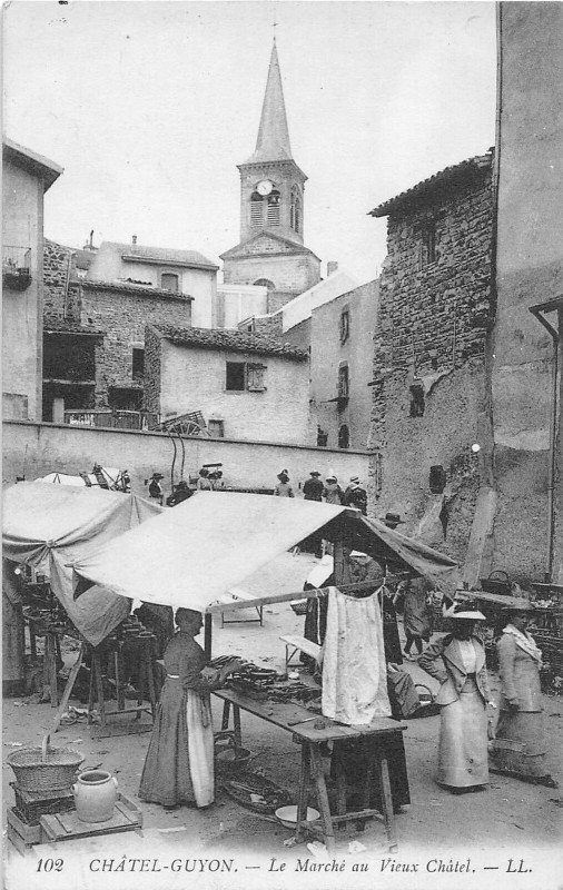 Carte postale ancienne Chatel Guyon Le Marche Du Vieux Chatel