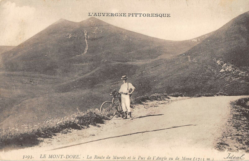 Carte postale ancienne Le Mont Dore La Route De Murols Et Puy De L'Angle Ou De Mone à Mont-Dore