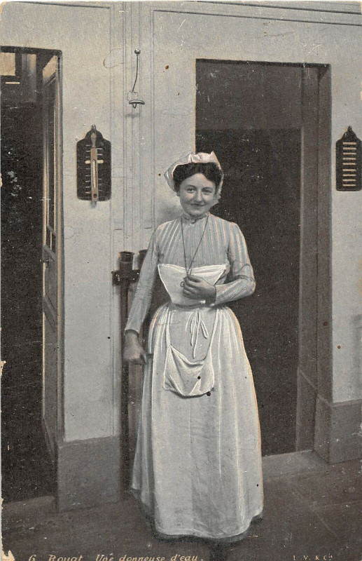 Carte postale ancienne Royat Une Donneuse D'Eau à Royat