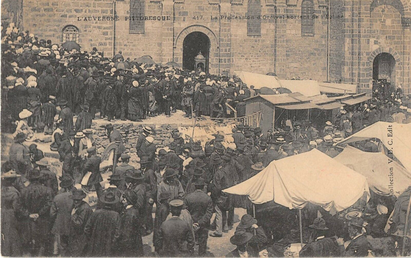 Carte postale ancienne Procession D'Orcival Sortant De L'Eglise à Orcival