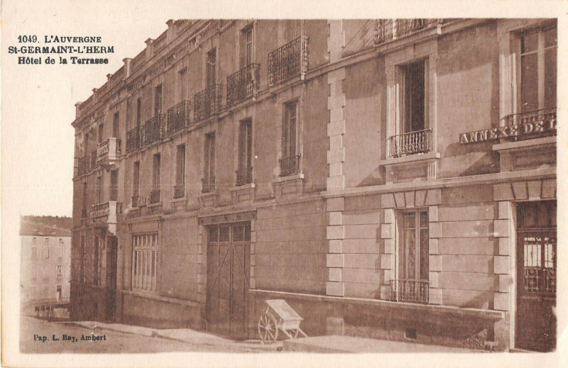 Carte postale ancienne Saint Germain L'Herm Hotel De La Terrasse à Saint-Germain-l'Herm
