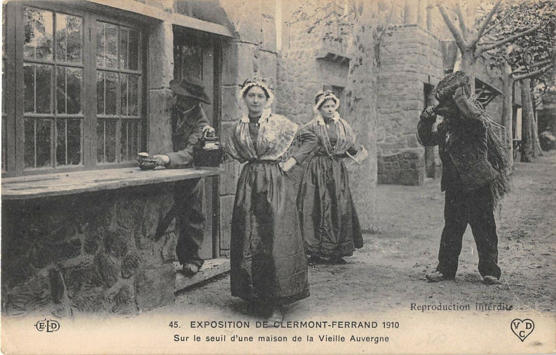 Carte postale ancienne Exposition De Clermont Ferrand 1910 Sur Le Seuil D'Une Maison Auvergne à Clermont-Ferrand