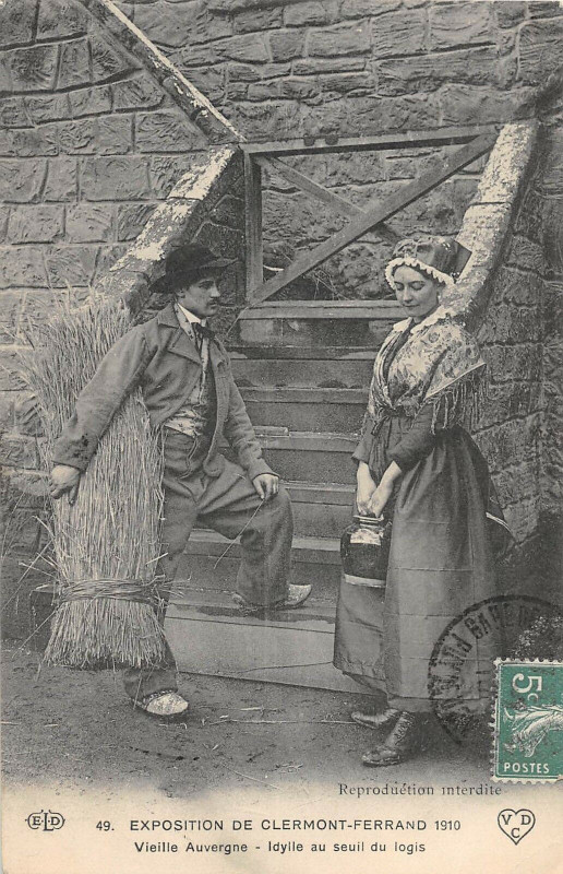 Carte postale ancienne Exposition De Clermont Ferrand 1910 Idylle Au Seuil Du Logis à Clermont-Ferrand