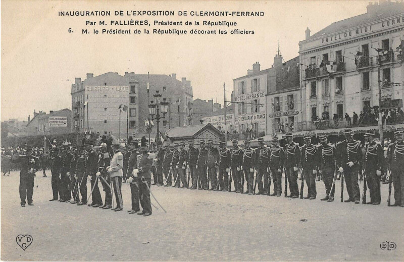 Carte postale ancienne Inauguration Exposition Clermont Ferrand President Decorant Les Officiers à Clermont-Ferrand