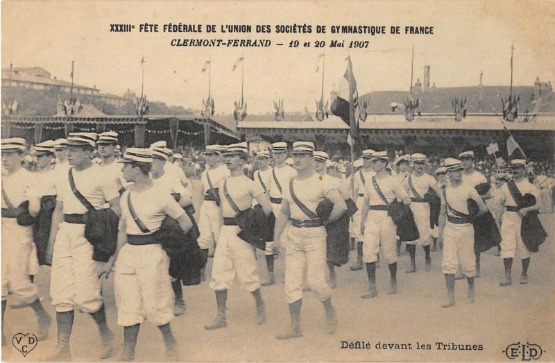 Carte postale ancienne Clermont Ferrand Fete Federale Defile Devant Les Tribunes à Clermont-Ferrand
