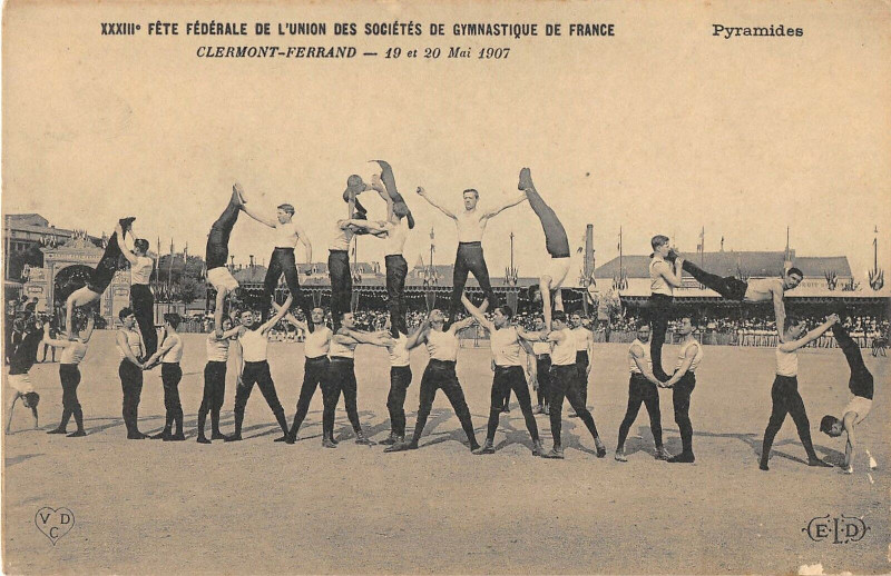 Carte postale ancienne Clermont Ferrand Fete Federale Pyramides à Clermont-Ferrand