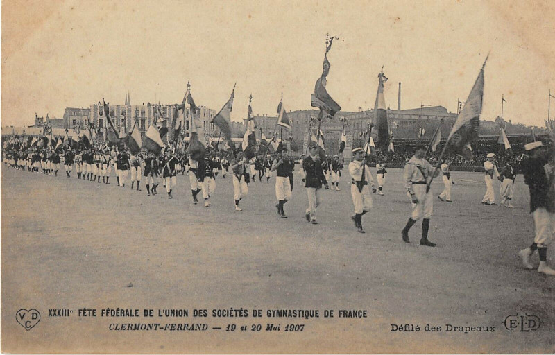 Carte postale ancienne Clermont Ferrand Fete Federale Defile Des Drapeaux à Clermont-Ferrand