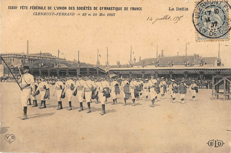 Carte postale ancienne Clermont Ferrand Fete Federale Le Defile à Clermont-Ferrand