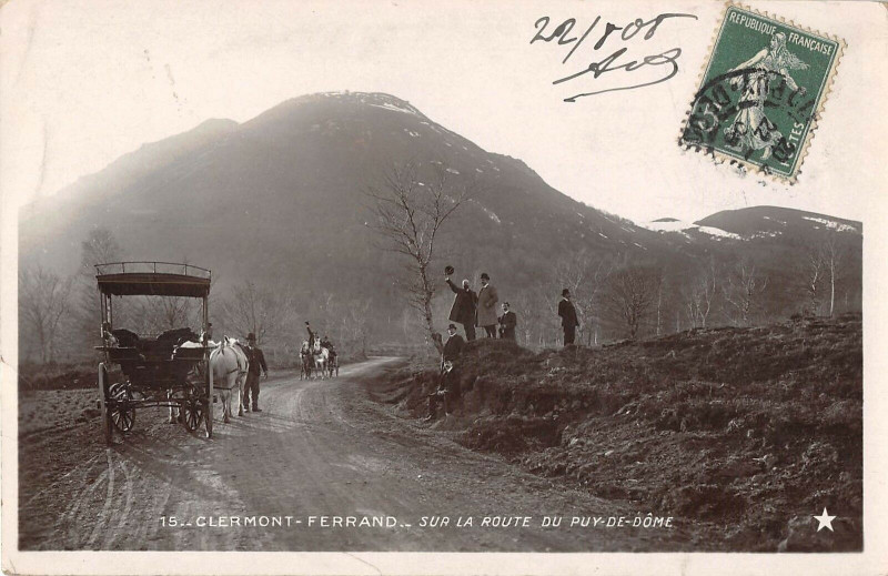 Carte postale ancienne Clermont Ferrand Sur La Route Du Puy De Dome à Clermont-Ferrand