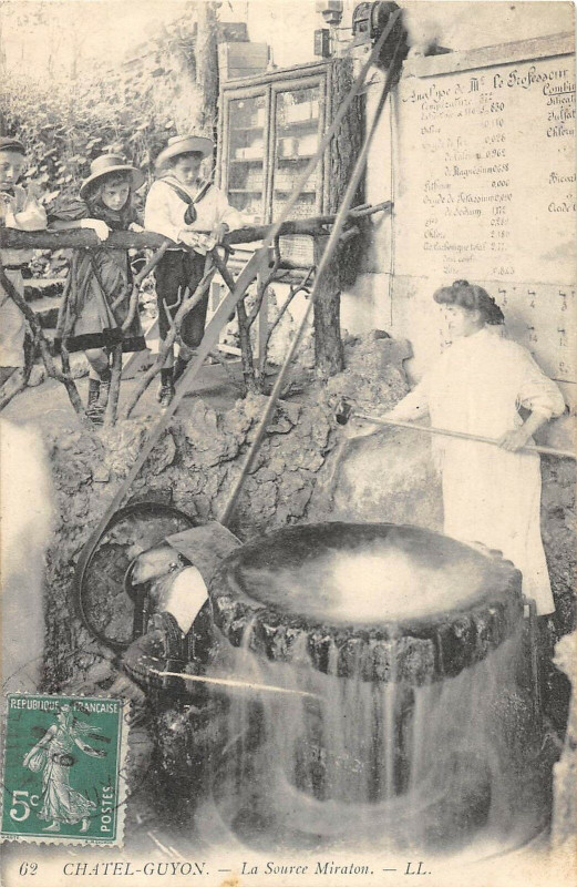 Carte postale ancienne Chatel Guyon La Source Miraton