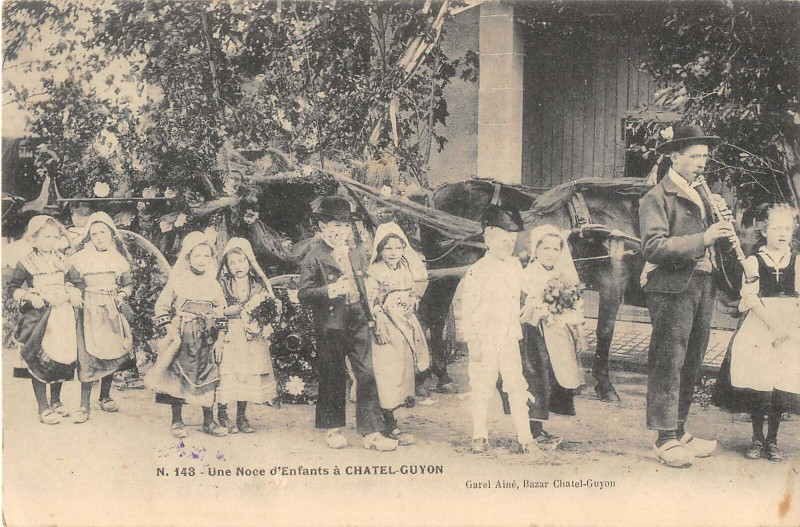Carte postale ancienne Une Noce D'Enfants A Chatel Guyon