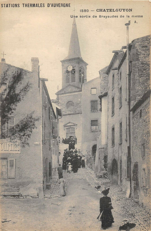Carte postale ancienne Chatel Guyon Une Sortie De Brayaudes De La Messe