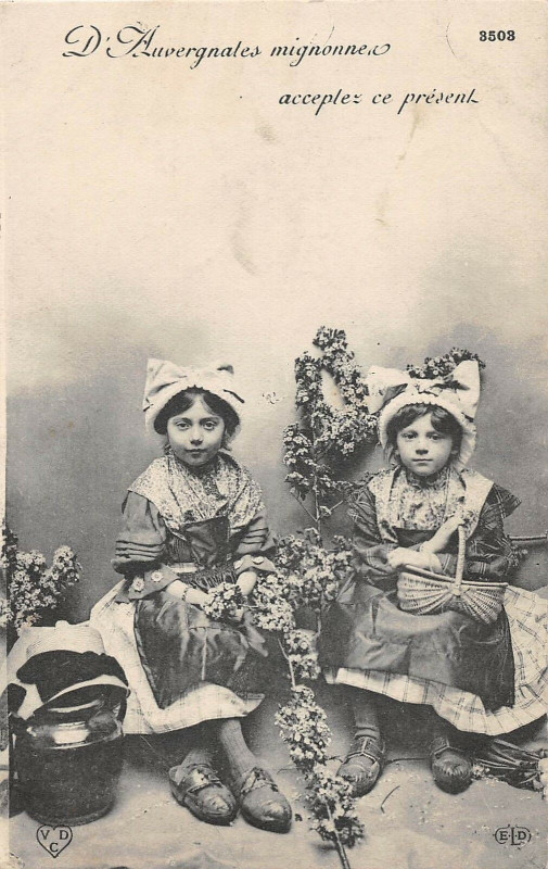 Carte postale ancienne D'Auvergnates Mignones Acceptez Ce Present