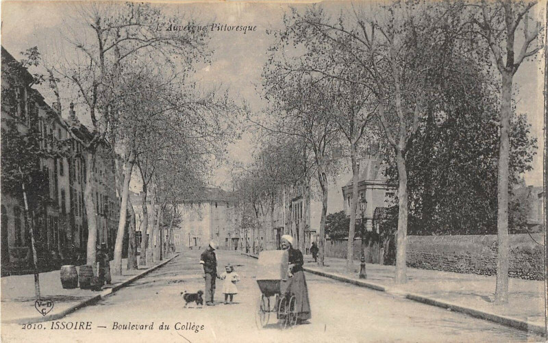 Carte postale ancienne Issoire Boulevard Du College à Issoire