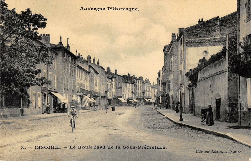 Carte postale ancienne Issoire Le Boulevard De La Sous Prefecture (cpa émaillée à Issoire
