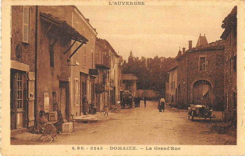 Carte postale ancienne Domaize La Grand'Rue à Domaize