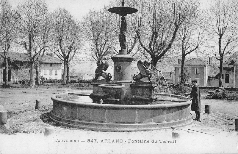 Carte postale ancienne Arlanc Fontaine Du Terrail à Arlanc