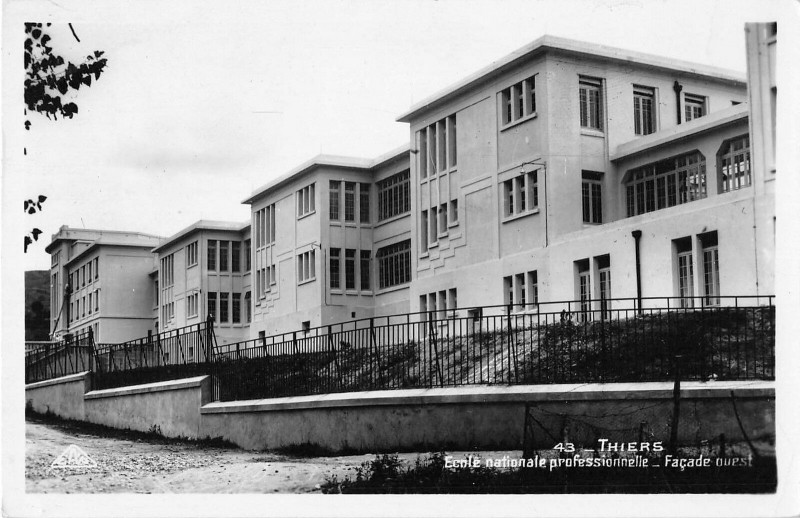 Carte postale ancienne Thiers Ecole Nationale Professionnel à Thiers