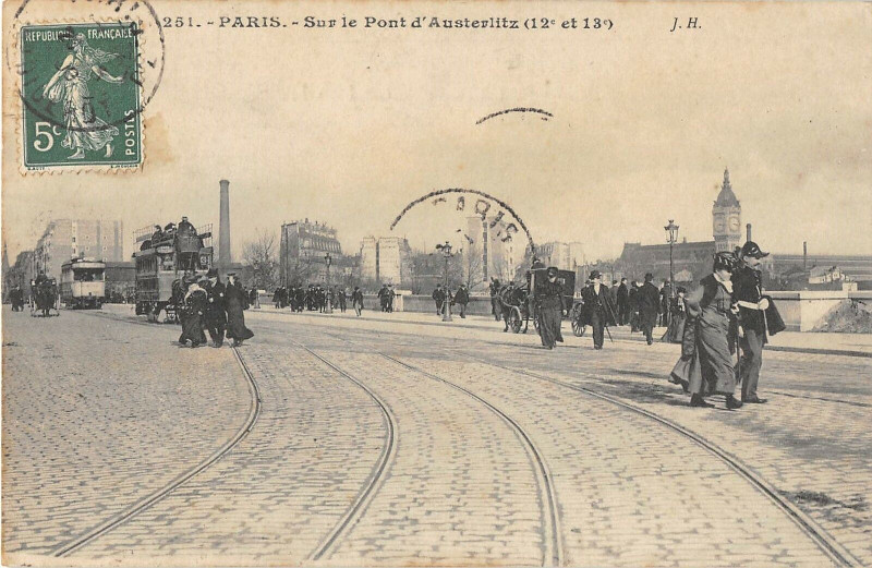 Carte postale ancienne Sur le Pont d'Austerlitz à Paris 5e