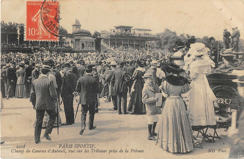 Carte postale ancienne Champ de Courses d'Auteuil, vue sur les Tribunes prise de la Pelouse à Paris 16e