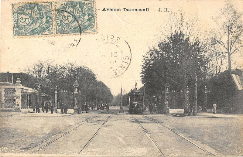 Carte postale ancienne Paris XIIe Avenue Daumesnil à Paris 12e