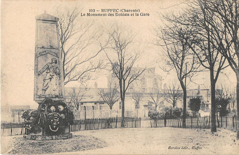 Carte postale ancienne Ruffec Le Monument Des Soldats Et La Gare à Ruffec