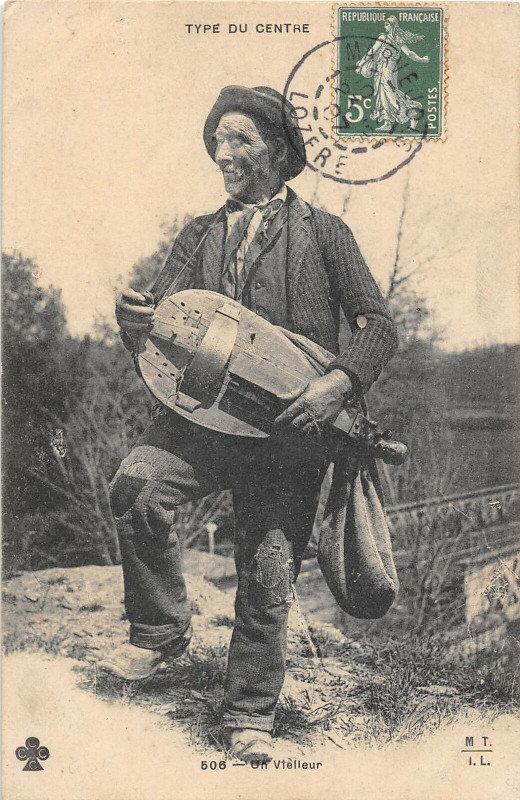 Carte postale ancienne Type Du Centre Un Vielleur (Gros Plan