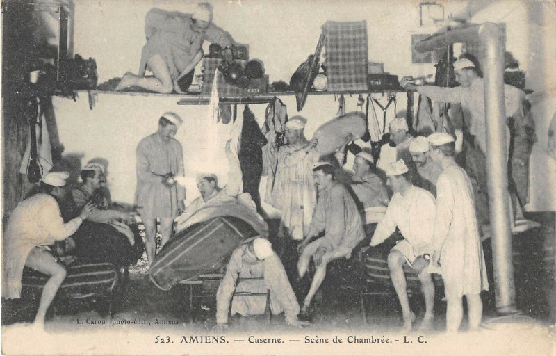 Carte postale ancienne Amiens Caserne Scene De Chambree à Amiens