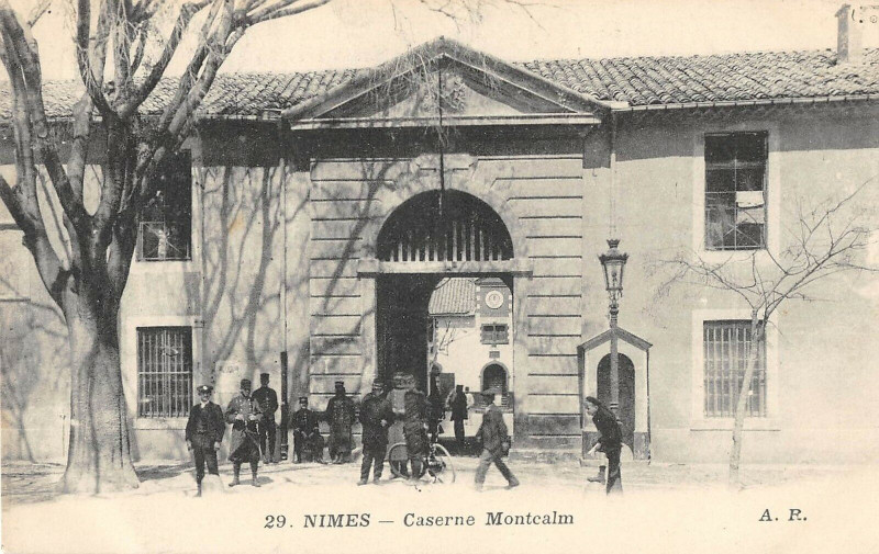 Carte postale ancienne Nimes Caserne Montcalm à Nîmes