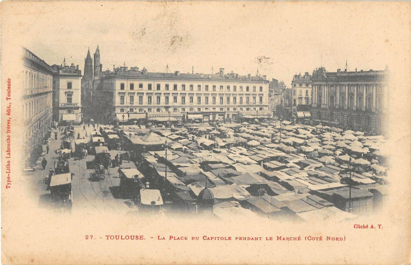 Carte postale ancienne Toulouse La Place Du Capitole Pendant Le Marche Cote Nord à Toulouse